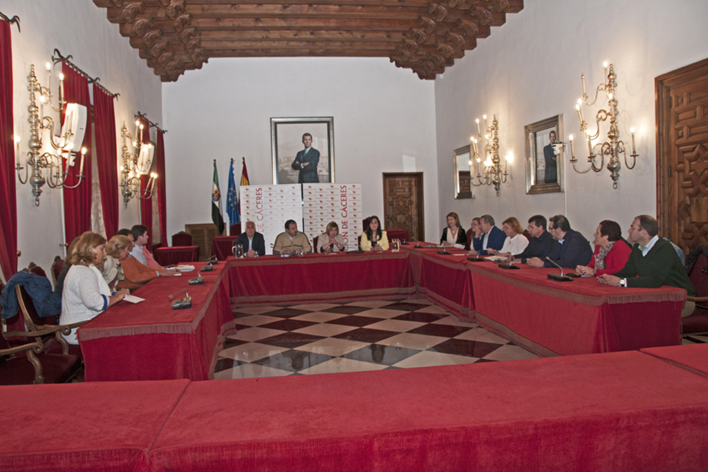 La Diputación de Cáceres reforzará el Área de Asesoramiento para que ningún municipio quede sin percibir fondos del Estado