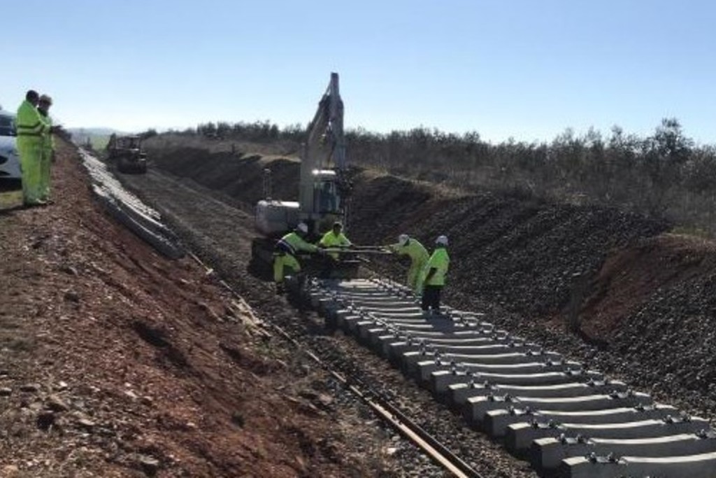 Adif licita obras de mejoras en once trincheras de la línea Zafra-Huelva
