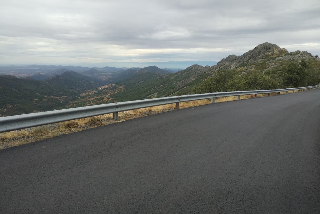 Las obras de acondicionamiento de la carretera de acceso al Pico Villuercas finalizarán en los próximos meses