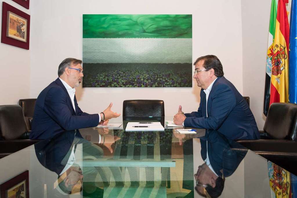 Fernández Vara se reúne con el alcalde de Plasencia y la alcaldesa de Navalmoral de la Mata