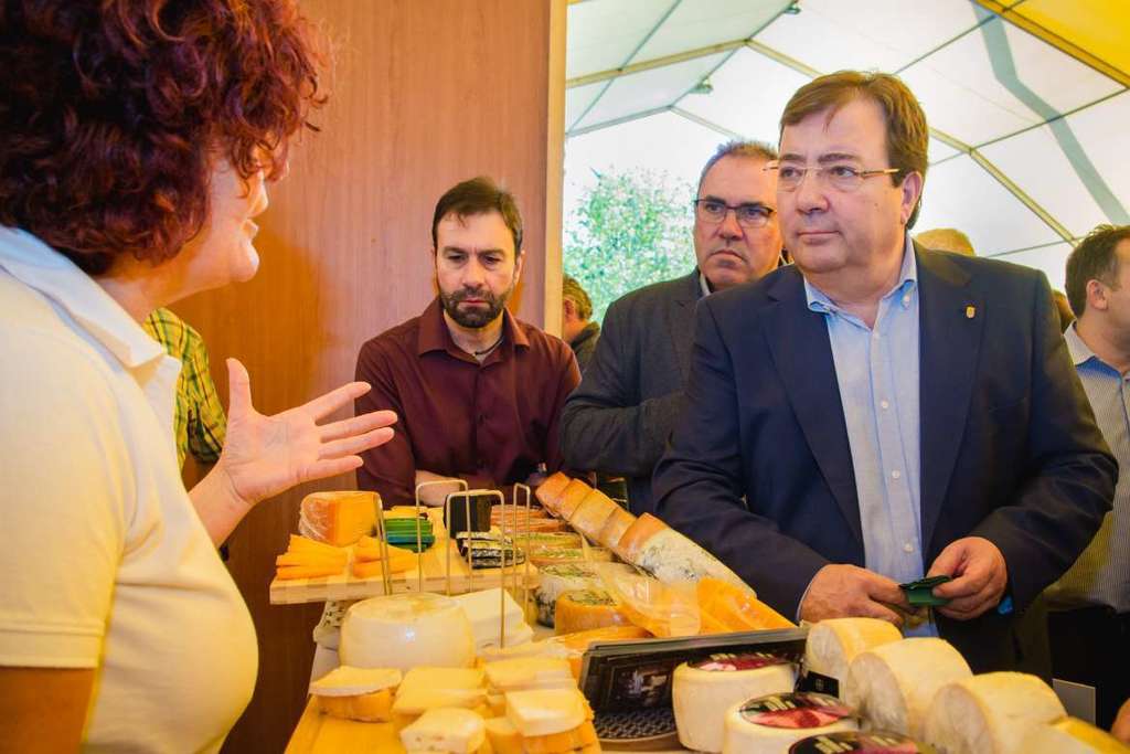 Fernández Vara valora la calidad y el nivel del sector del queso en la región
