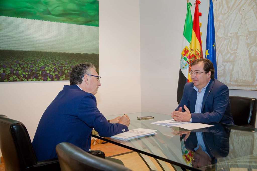 El presidente de la Junta se entrevista con el alcalde de Don Benito, José Luis Quintana