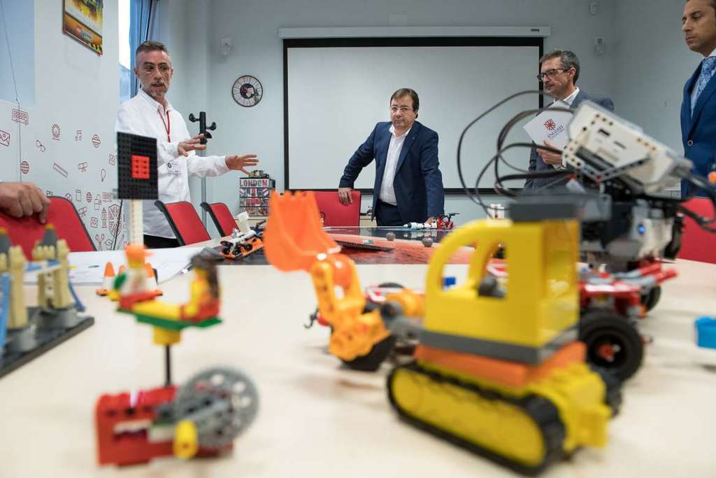 Fernández Vara resalta el uso de la robótica como herramienta educativa