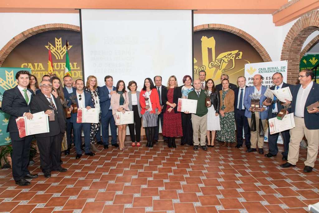 El presidente de la Junta valora el “esfuerzo y el trabajo” que se hace en la elaboración de productos agroalimentarios en Extremadura