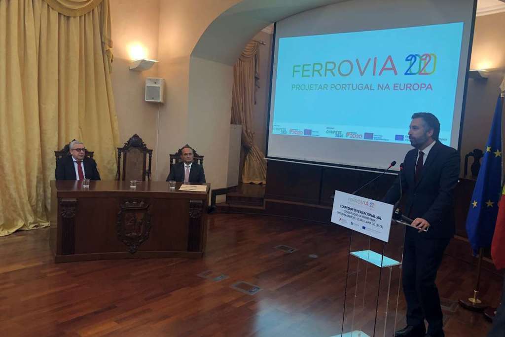 La directora general de Transportes asiste en Portugal a la firma del contrato del tramo Alandroal-Elvas