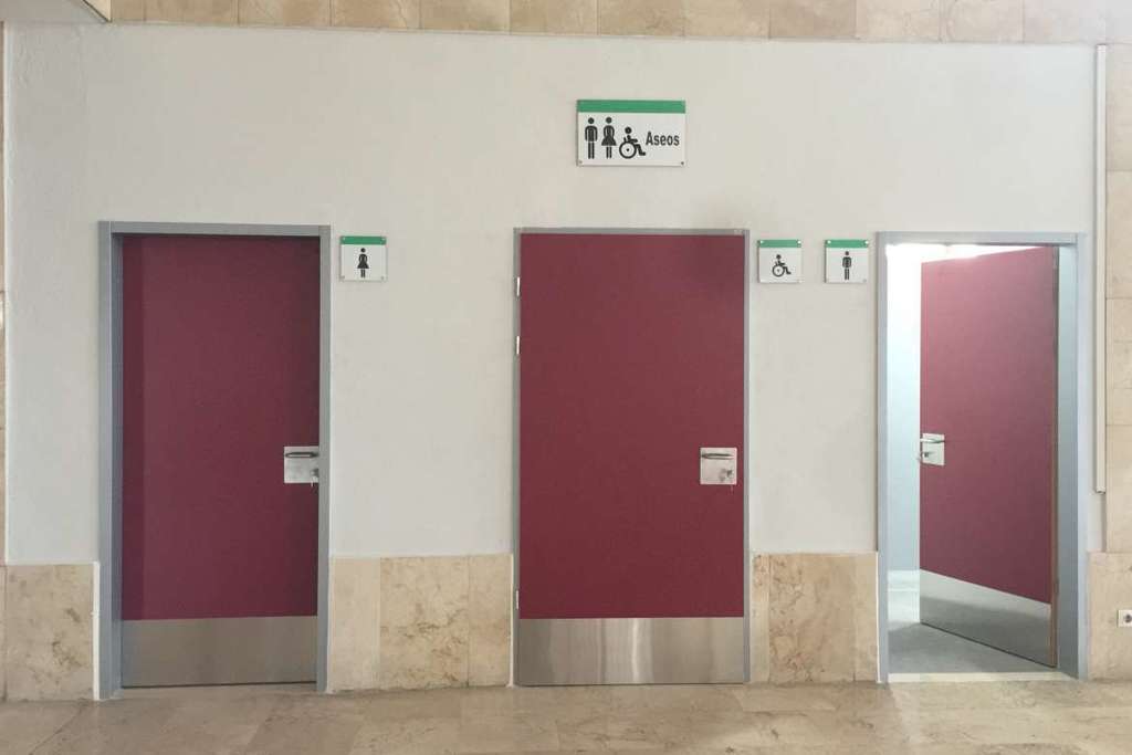 Los nuevos baños de hombres de la estación de autobuses de Mérida cuentan ya con cambiadores para bebés