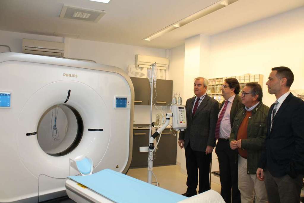 Vergeles inaugura un TAC de última generación en el Hospital Tierra de Barros