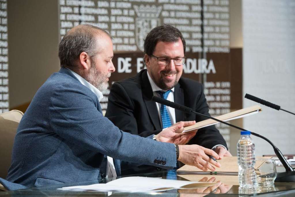 El consejero Rafael España firma el convenio de la integración de los Puntos de Acompañamiento Empresarial en el sistema CIRCE