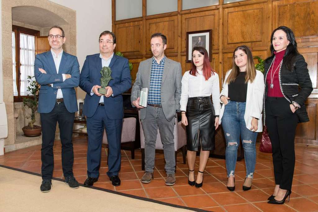 Fernández Vara recibe al productor de “Buñuel en el laberinto de las tortugas”, ganadora de un premio Goya