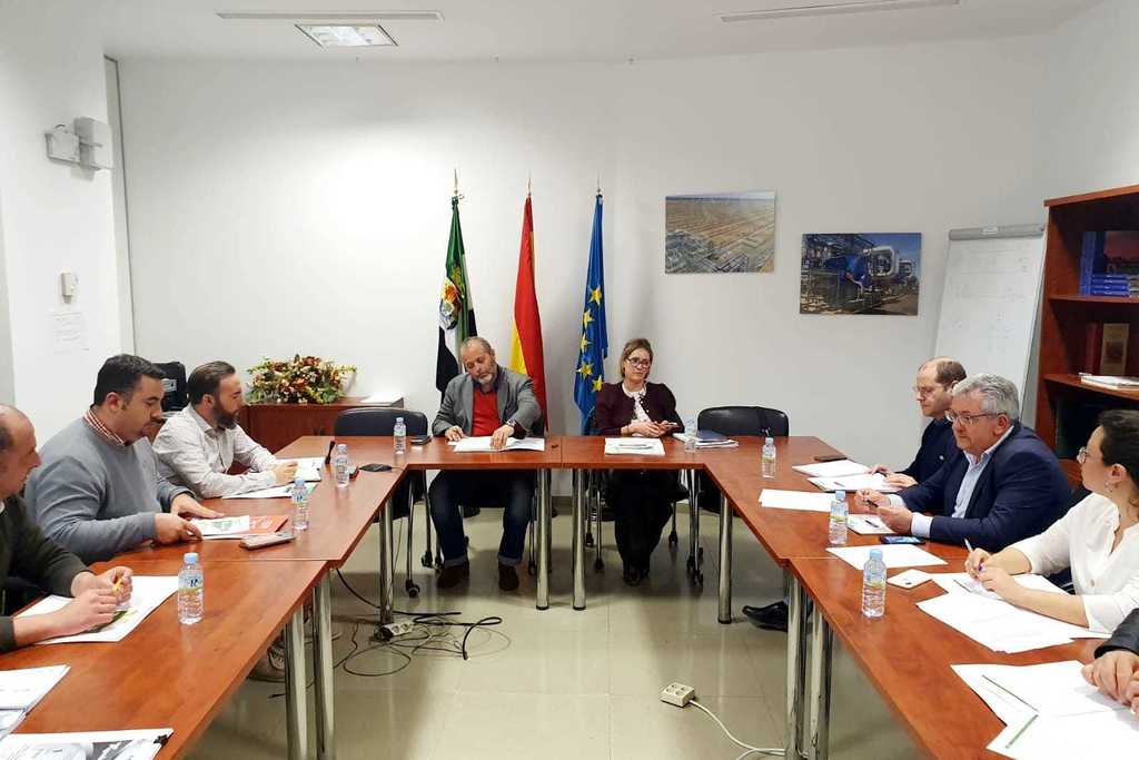 El consejero de Economía asiste a la segunda reunión de seguimiento del Plan de Regeneración Económica de la zona de Aguablanca