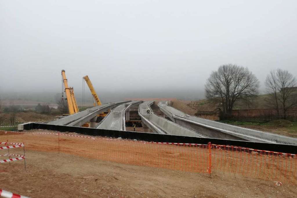Finaliza la instalación de las vigas en el viaducto sobre el Arroyo del Marco en la Ronda Sureste de Cáceres