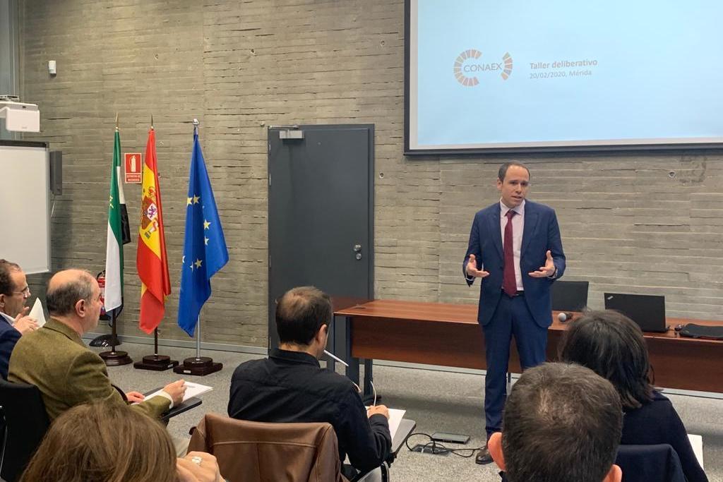 La Junta reúne a los agentes sociales, empresas, expertos y administraciones públicas para analizar los retos en la gestión del agua en Extremadura