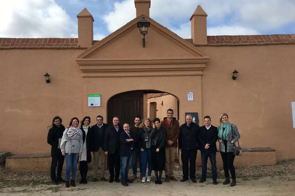 Nuria Flores visita el Albergue de Turismo de Villafranca de los Barros