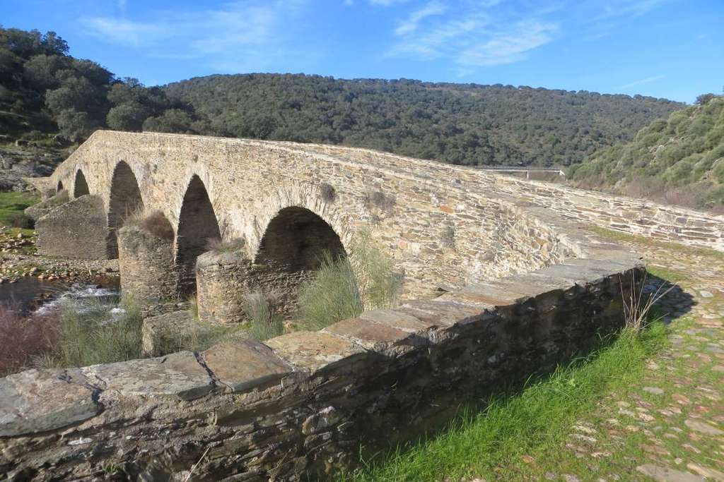Cultura inicia el trámite para declarar Bien de Interés Cultural el puente del Conde, en Aldeacentenera y Cabañas del Castillo
