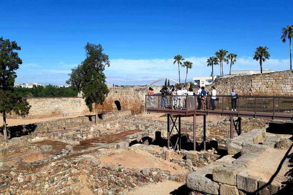 Pérez Urbán ensalza el trabajo realizado para recuperar la casa romana de la Alcazaba de Mérida