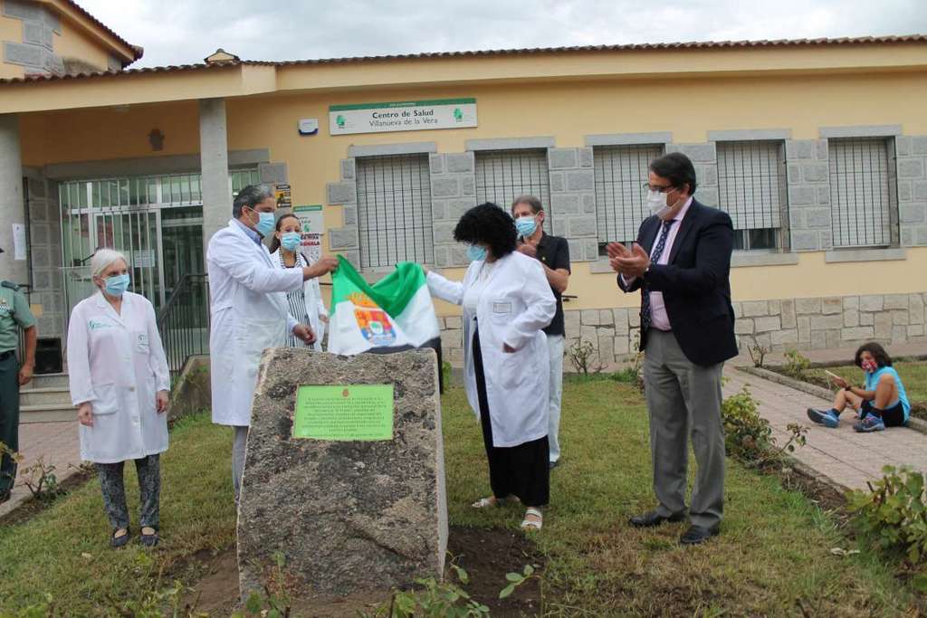 El consejero de Sanidad asiste a la inauguración del monolito en memoria de las víctimas de la COVID-19 en Villanueva de la Vera
