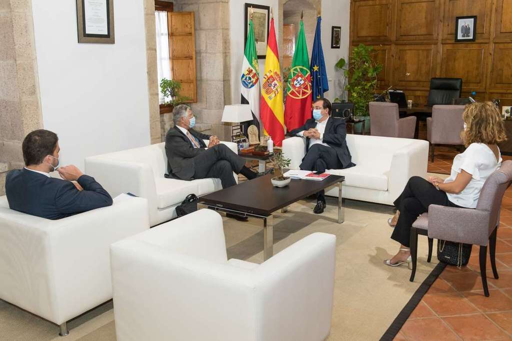 El presidente de la Junta de Extremadura se reúne con el embajador de Portugal en España