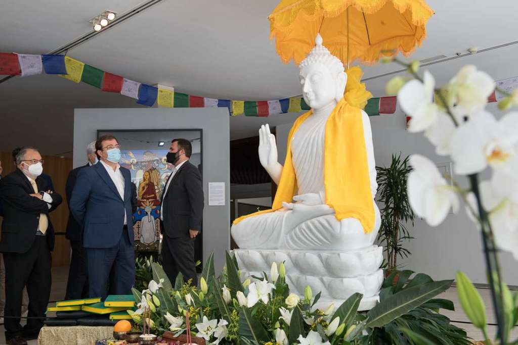 Fernández Vara afirma que el proyecto budista en Cáceres constituye un punto de unión entre civilizaciones con componentes espirituales, económicos y sociales