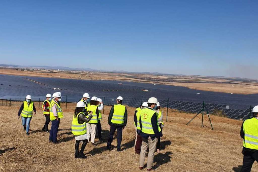 La consejera para la Transición Ecológica y Sostenibilidad visita las obras de la planta solar fotovoltaica de Bienvenida