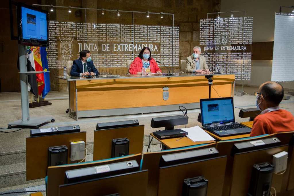 Junta de Extremadura y diputaciones firman un convenio para optimizar los caminos rurales y luchar así contra la despoblación