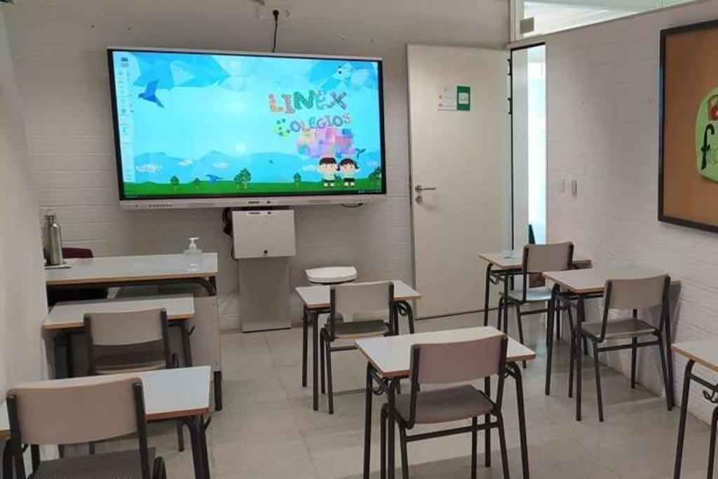 Educación comienza a repartir las nuevas 561 pizarras digitales interactivas para las aulas de Infantil y Primaria