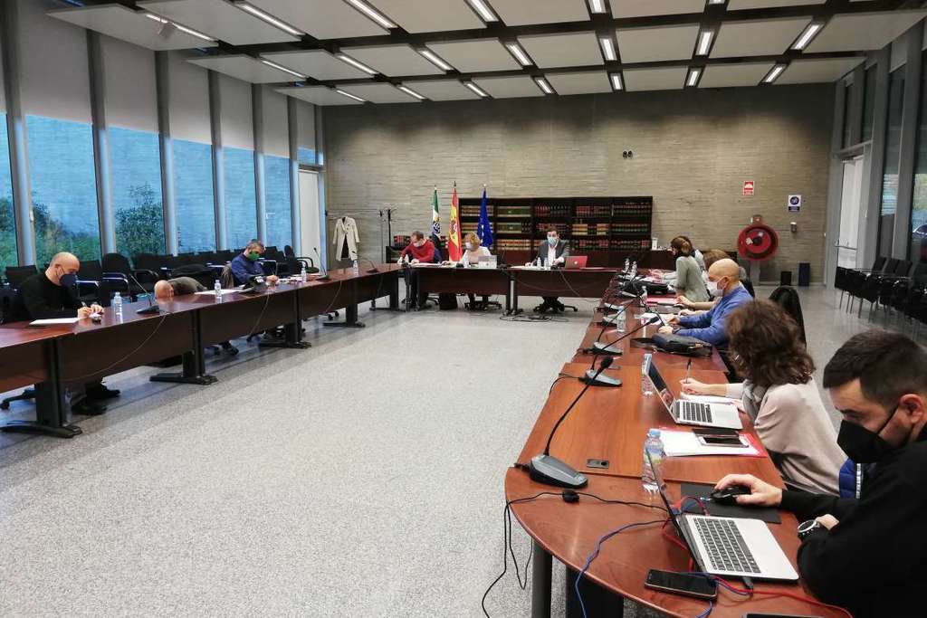 Junta de Extremadura y sindicatos acuerdan la distribución en 33 especialidades las 697 plazas de oposiciones de docentes 2021