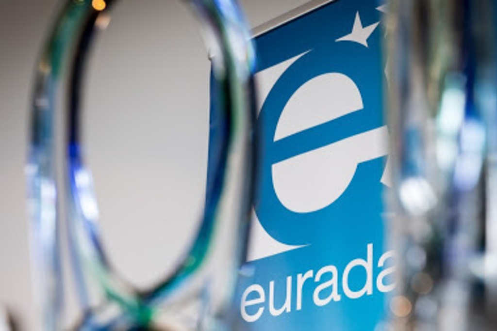 Rafael España recoge el premio EURADA otorgado a FUNDECYT-PCTEX como mejor agencia de desarrollo europea