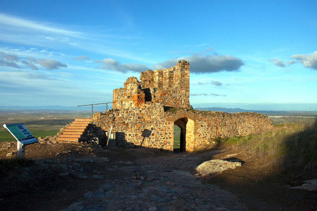 Patrimonio destina más de cien mil euros para la restauración y consolidación del Castillo de Magacela