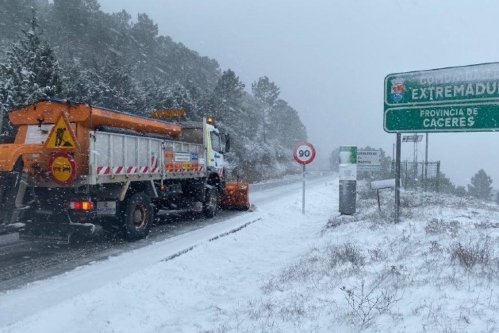 El operativo de la Junta de Extremadura retira nieve en 156 kilómetros de carreteras y arroja 100 toneladas de sal