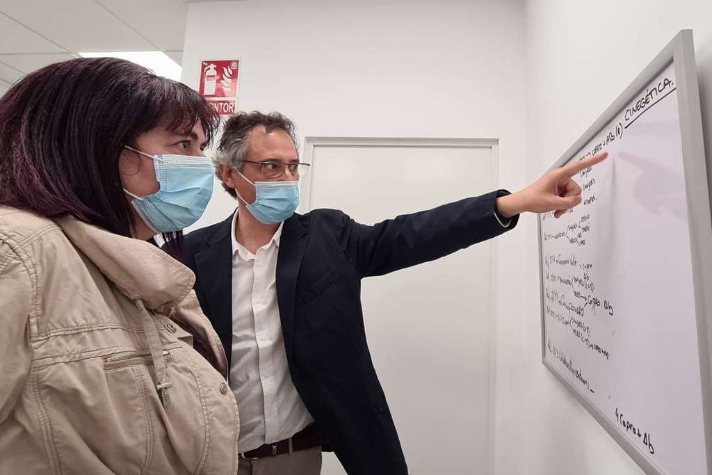 Begoña García visita los Laboratorios Ingulados que desarrollan productos probióticos de sanidad animal contra la tuberculosis