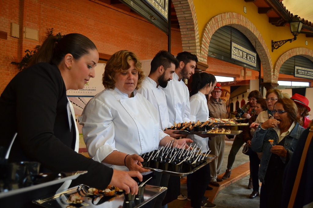 La Escuela de Hostelería y Agroturismo de Extremadura ofrece una demostración de cocina en vivo en el Salón del Jamón Ibérico