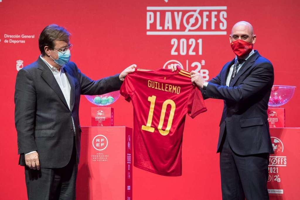 Fernández Vara resalta el apoyo de las instituciones y de las federaciones de fútbol para que los equipos pequeños puedan sobrevivir