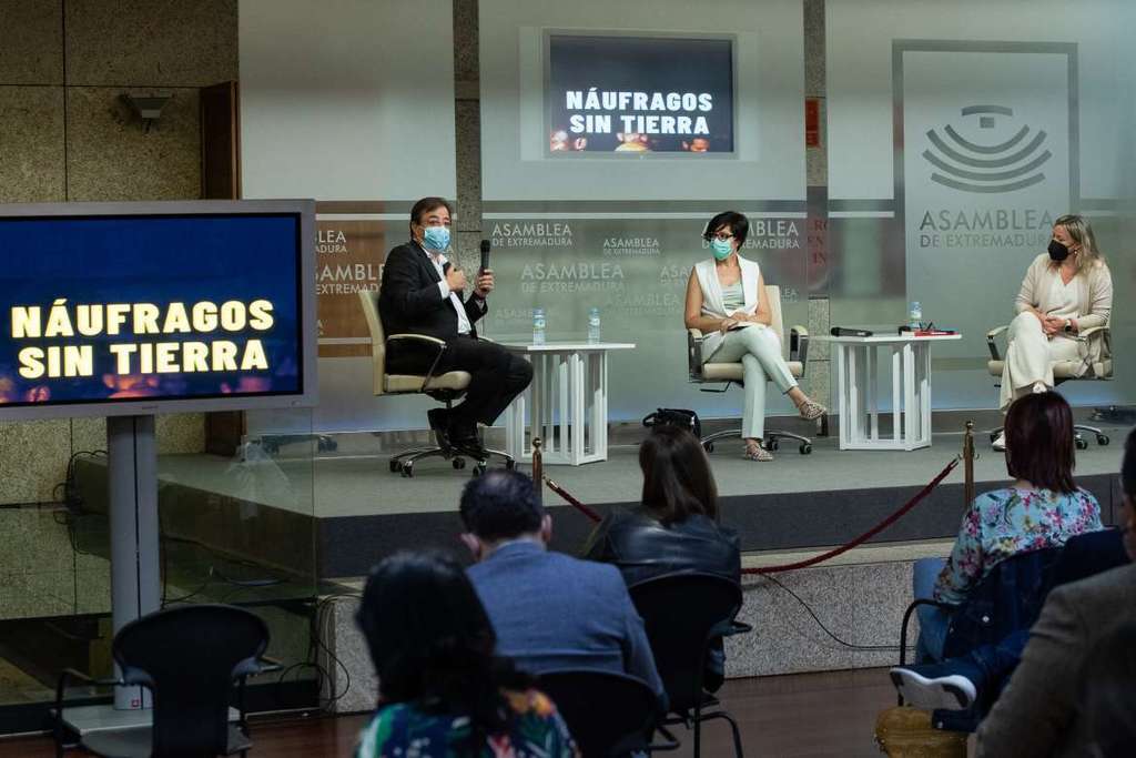 Fernández Vara participa en la presentación del libro ‘Náufragos sin tierra’