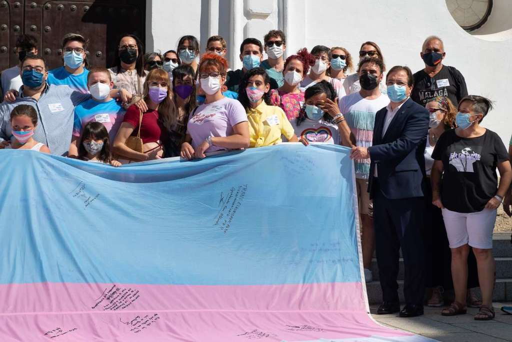 Fernández Vara asiste en Mérida a la recepción de la bandera Trans por la Asamblea de Extremadura