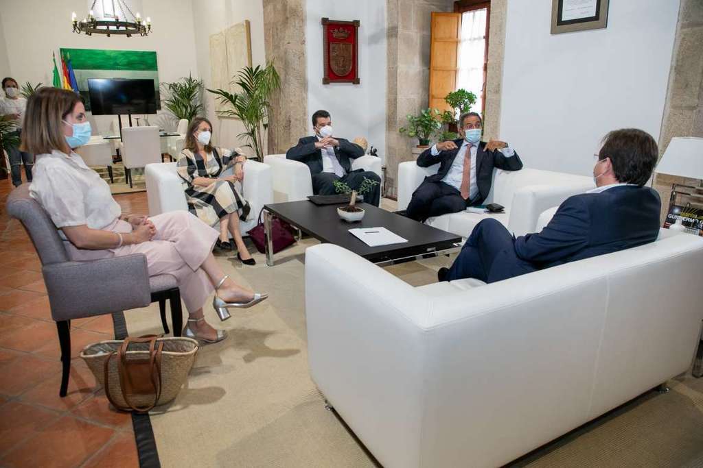 Fernández Vara se reúne con el presidente del Instituto Camões, João Ribeiro de Almeida