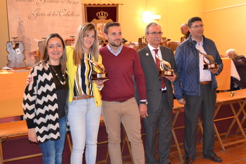 La alcaldesa de jerez de los caballeros junto a los ganadores del concurso jamon de oro normal 3 2