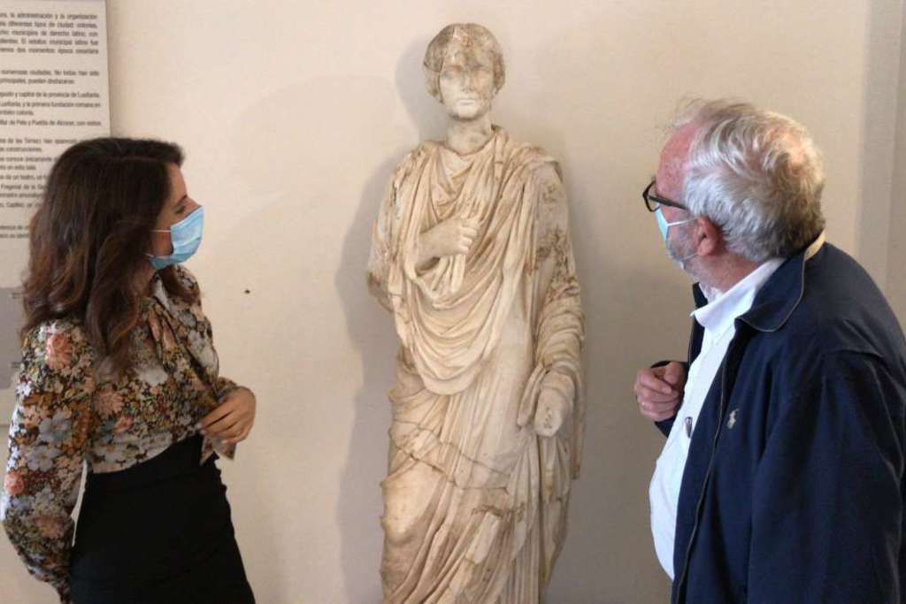 La consejera de Cultura visita la nueva exposición del Museo Arqueológico de Badajoz, que incluye la estatua de la diosa Juno de Regina