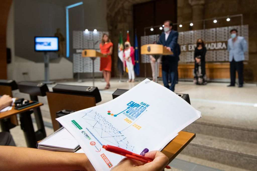 El presidente de la Junta y la ministra de Trabajo y Economía Social firman el Plan de Empleo Joven de Extremadura que prevé inversiones de 80 millones de euros