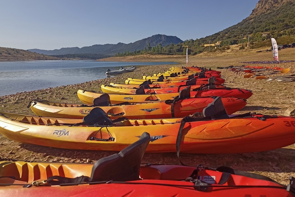 Españoles y portugueses realizan las travesías en kayak celebradas en Peloche, Puerto Peña, Olivenza y Monsaraz-Cheles