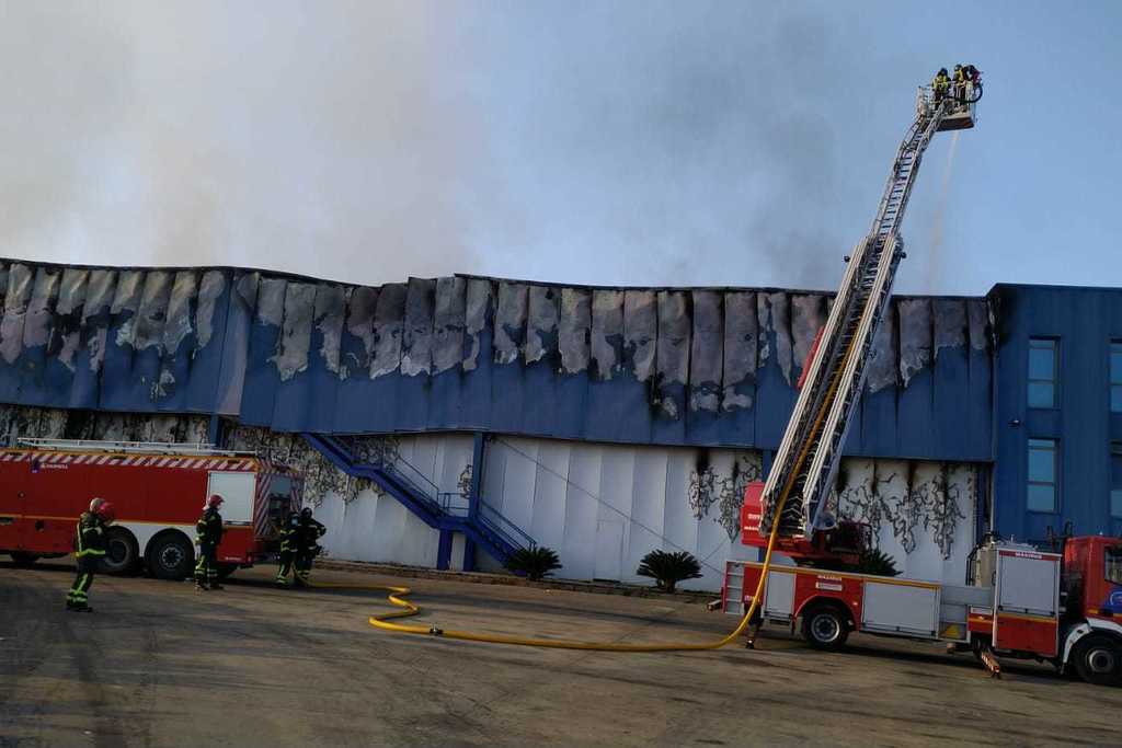 Siete parques de bomberos del CPEI han intervenido en las labores de extinción del incendio en las instalaciones de la planta frutícola de Mérida