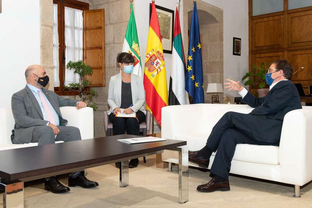 Fernández Vara mantiene un encuentro con el embajador de Emiratos Árabes Unidos en España