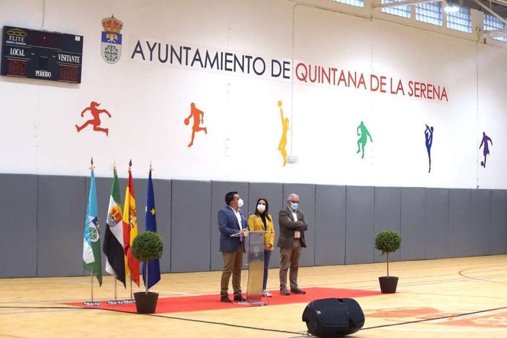 La consejera de Cultura inaugura el pabellón deportivo de Quintana de la Serena