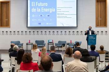 Fernández Vara afirma que las energías renovables están al servicio de los pueblos y son la base de su desarrollo industrial