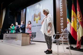 Fernández Vara destaca el compromiso de Teresa Freixes en la entrega del I Premio Nacional Muñoz -Torrero