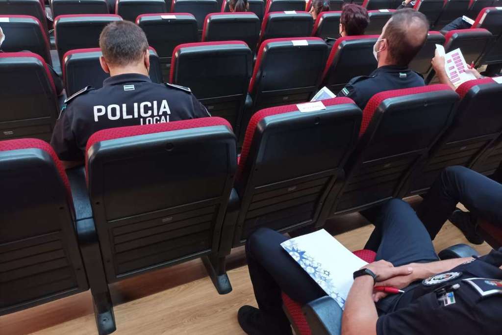 Policías locales reciben formación sobre la trata de mujeres con fines de explotación sexual en Extremadura
