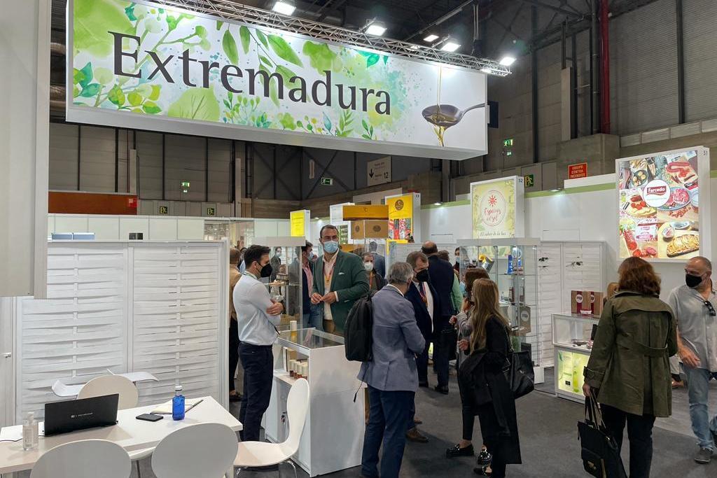Un total de setenta empresas agroalimentarias extremeñas promocionan sus productos en la feria ‘Salón Gourmets’ de Madrid