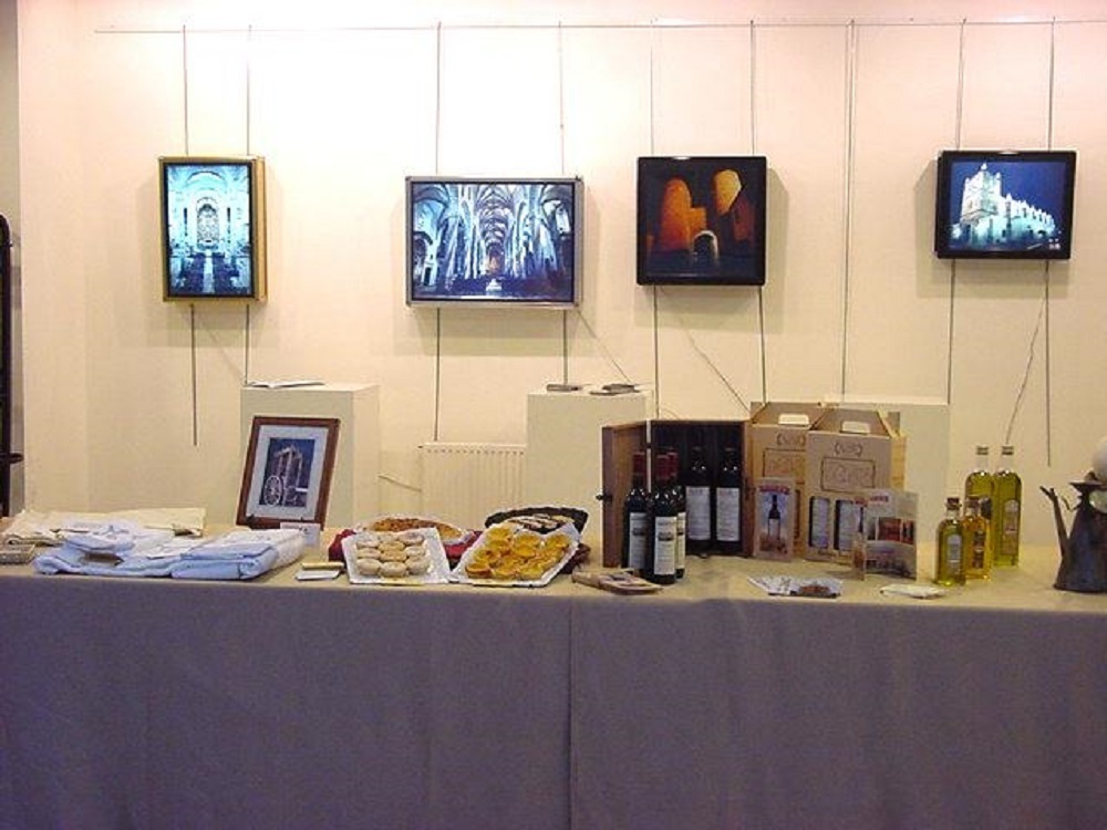 Exposición Artesanía y Productos de Olivenza en el IX Encuentro de Tradiciones y Cultura Extremeñas. Parla (Madrid),19 26 de octubre 2002 (4)