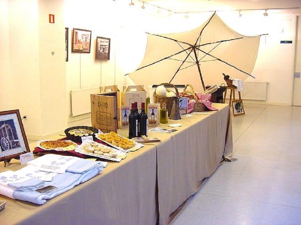 Exposición Artesanía y Productos de Olivenza en el IX Encuentro de Tradiciones y Cultura Extremeñas. Parla (Madrid),19 26 de octubre 2002 (2)