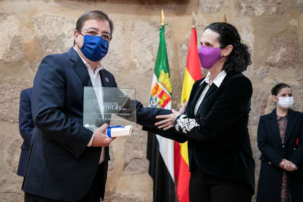 El presidente de la Junta recibe el premio CERMI por la atención específica de la Administración regional a mujeres con discapacidad víctimas de violencia de género