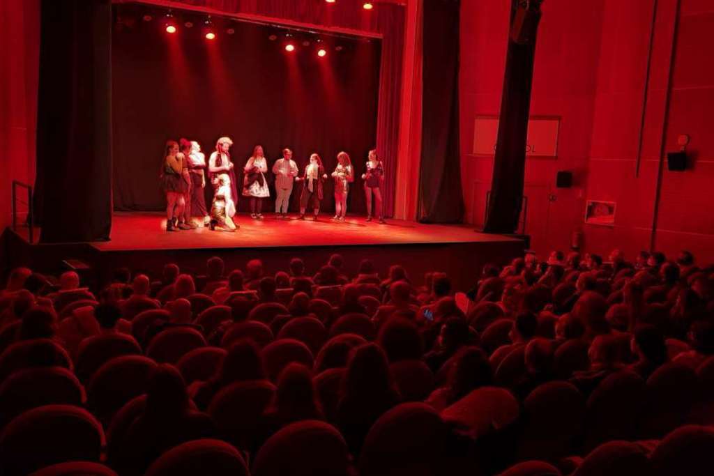 Esther Gutiérrez asiste a la inauguración del renovado Teatro Capitol en Cáceres